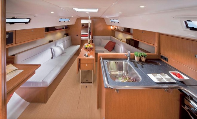 Bavaria 32 saloon ©  SW
